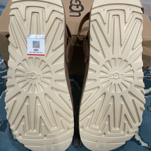 UGG Goldenstar Tan Clog - Picture 5 of 6